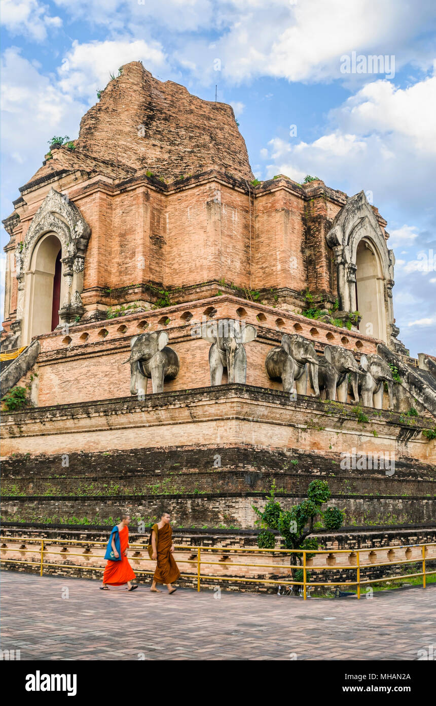 I monaci buddisti di fronte all'antico stupa di Wat Chedi Luang, Chiang Mai, Thailandia del Nord Foto Stock