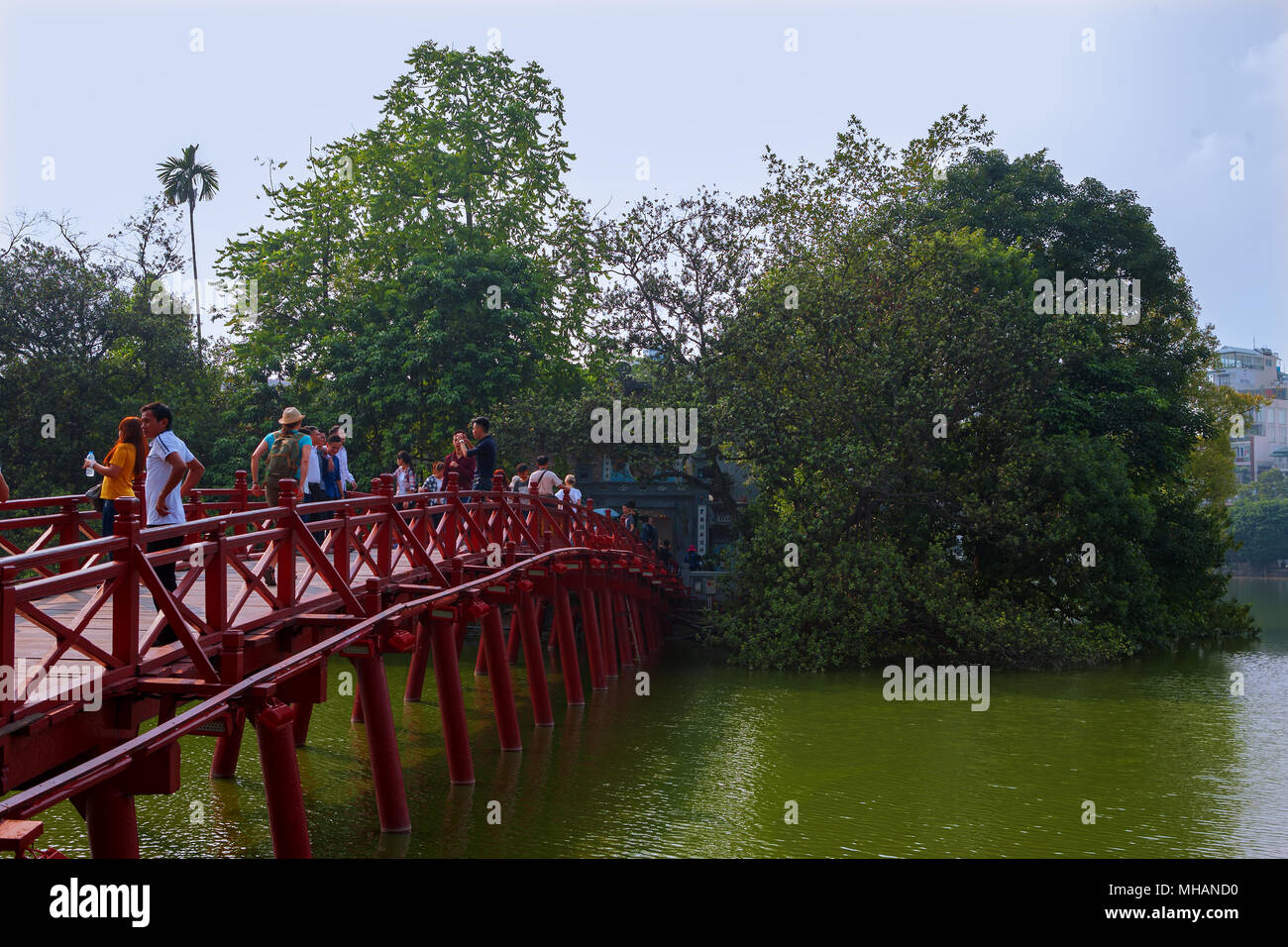 Il Huc Bridge (Cầu Thê Húc) alla giada Isola, Hoàn Kiếm Lago, Hanoi, Viet Nam Foto Stock