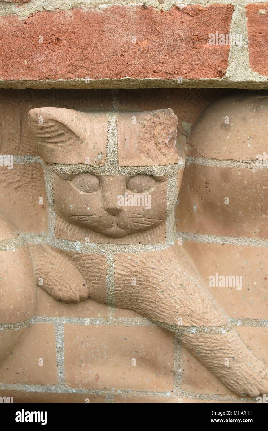 Delapre Abbey, sul bordo di Northampton, ha 900 anni di storia e di 500 acri di bosco, parco e giardino murato; alcuni lavori artistici nella motivazione. Foto Stock