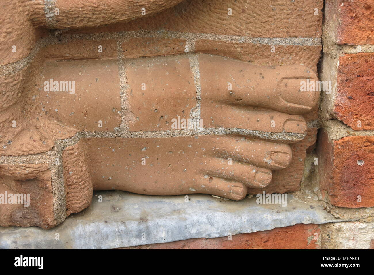 Delapre Abbey, sul bordo di Northampton, ha 900 anni di storia e di 500 acri di bosco, parco e giardino murato; alcuni lavori artistici nella motivazione. Foto Stock