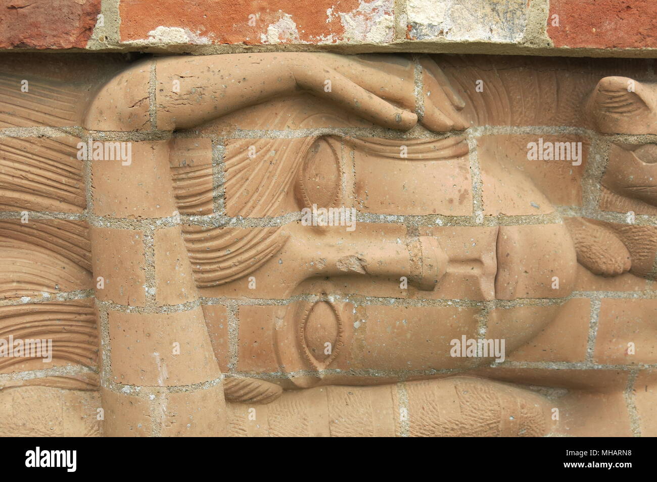 Delapre Abbey, sul bordo di Northampton, ha 900 anni di storia e di 500 acri di bosco, parco e giardino murato; alcuni lavori artistici nella motivazione. Foto Stock