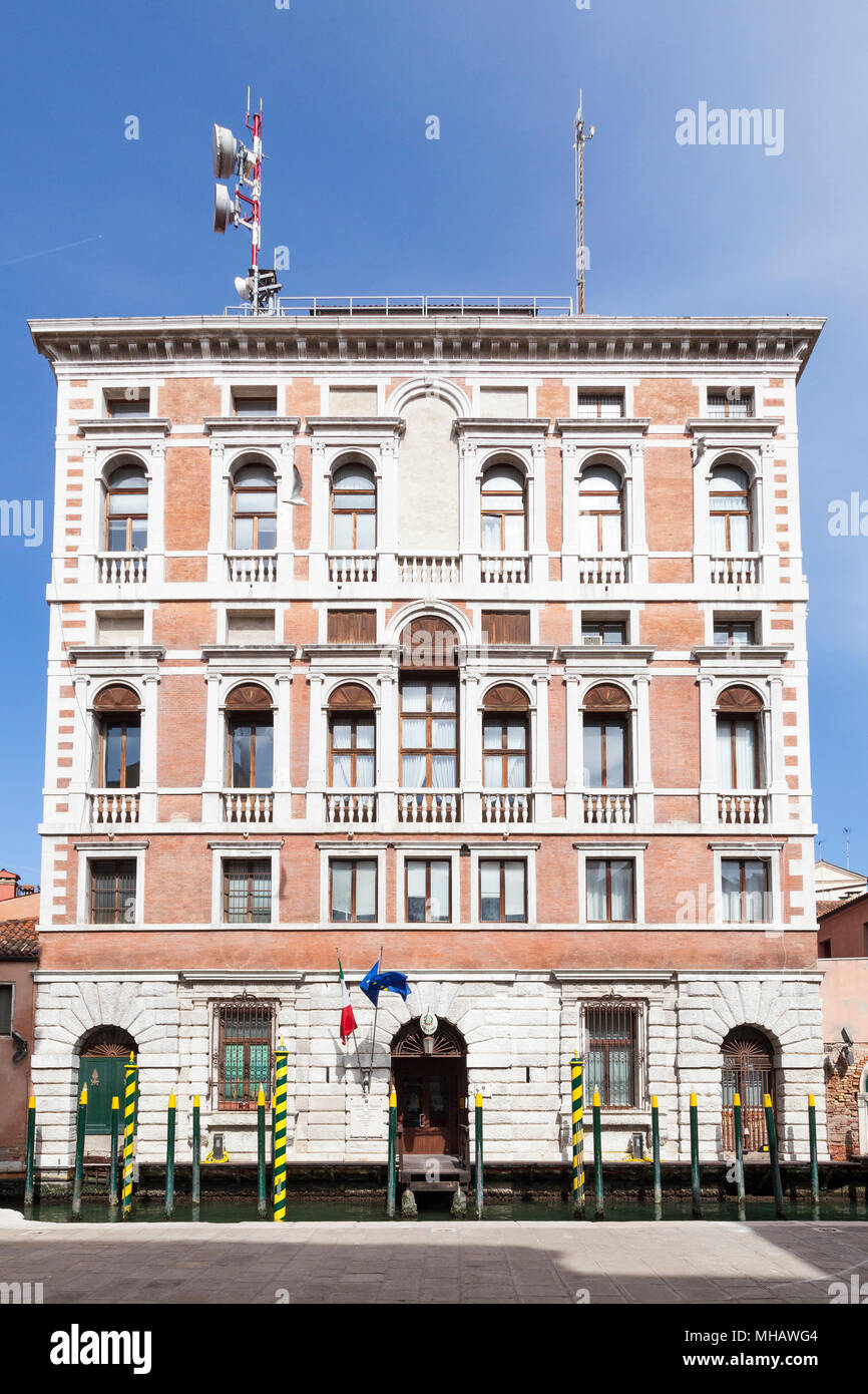 La facciata sul canale del Regionale Veneto il Comando della Guardia di Finanza (Guardia di Finanza), Venezia, Italia sul Rio San Polo, San Polo Foto Stock