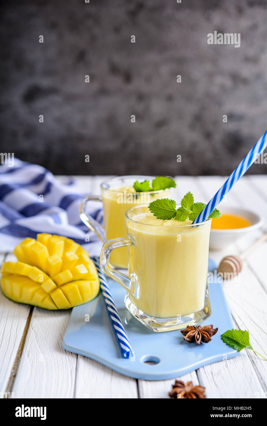 Mango Lassi - indiana tradizionale bevanda di yogurt in vasetti di vetro Foto Stock