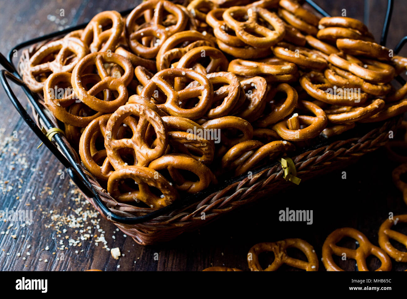 Organica marrone Mini pretzel salati cracker nel cesto di legno. I cibi  tradizionali Foto stock - Alamy