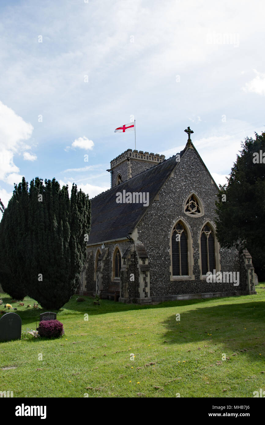 St George's sventola su St Margarets Chiesa, Iver Heath, Buckinghamshire, UK Foto Stock