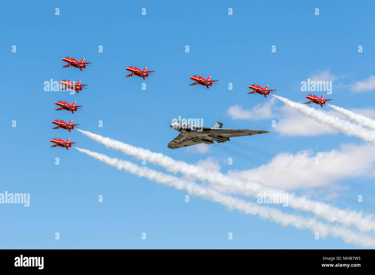 La piena 9 frecce rosse in formazione con il Vulcan xh558 in questa rara foto non si vede molto spesso né sarà visto sempre di nuovo, Foto Stock