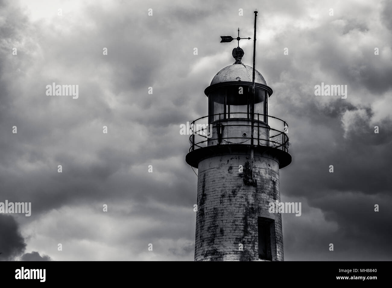 Vecchio faro con nuvole temporalesche. Hale Capo Faro Liverpool, Merseyside. Foto Stock