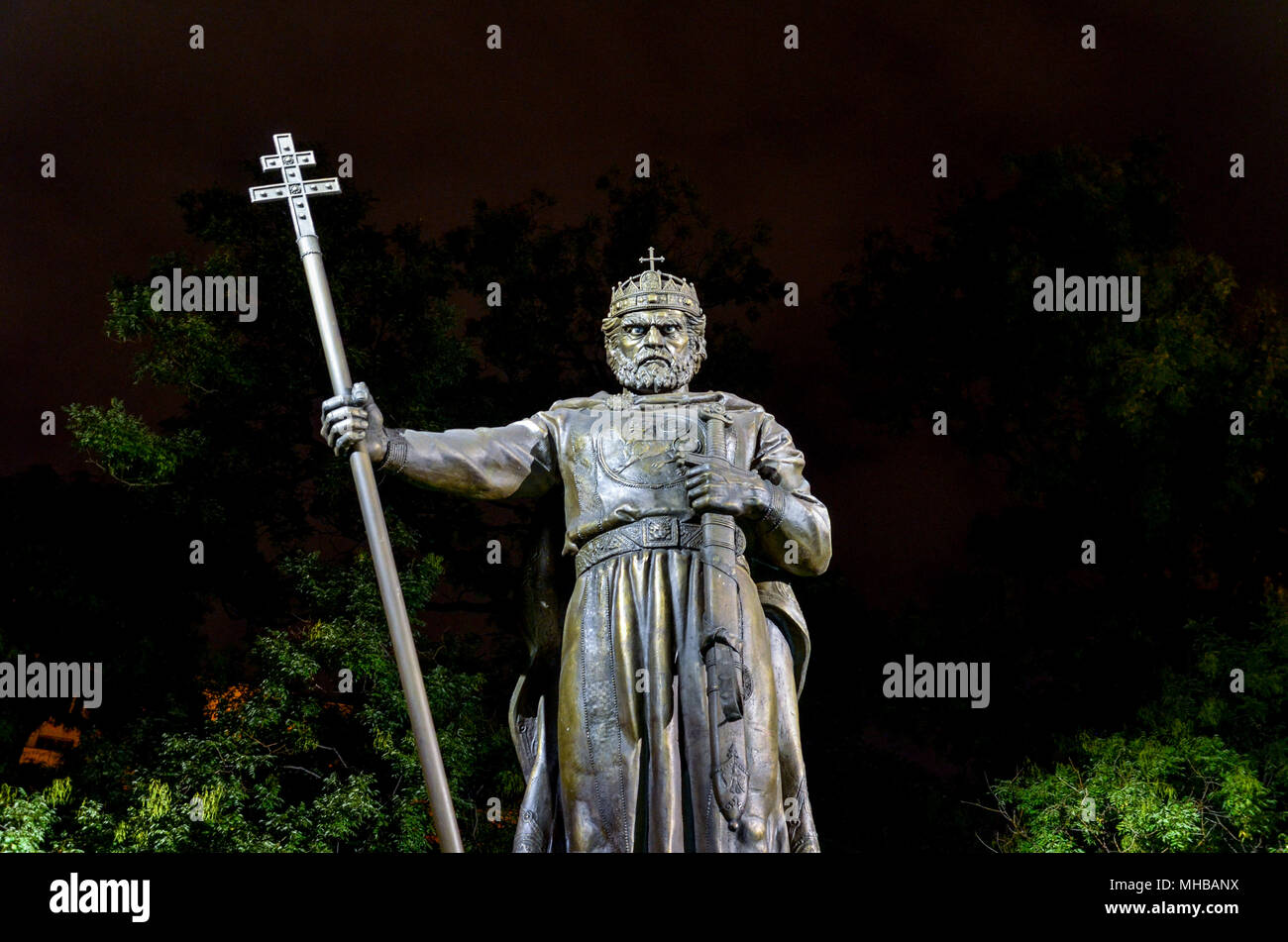 Lo Zar Samuil (Samuel) della statua di notte a Sofia, Bulgaria Foto Stock