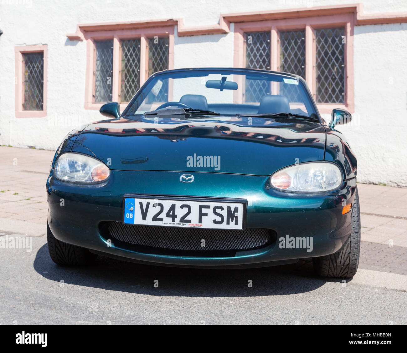 Un verde Mazda MX5 auto attende l annuale giorno di maggio sfilano a Penrith in centro in Cumbria, Inghilterra. Foto Stock