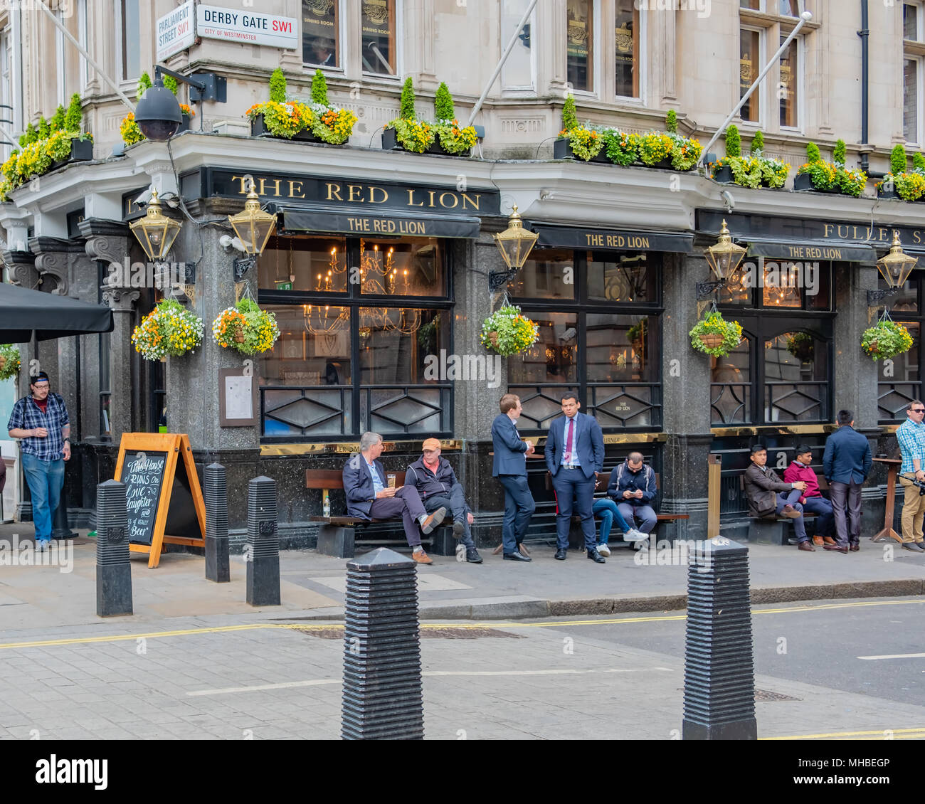 Il Red Lion è una public house si trova a 48 Parlamento Street London SW1. Situato vicino a Downing Street e le case del Parlamento il pub serv Foto Stock