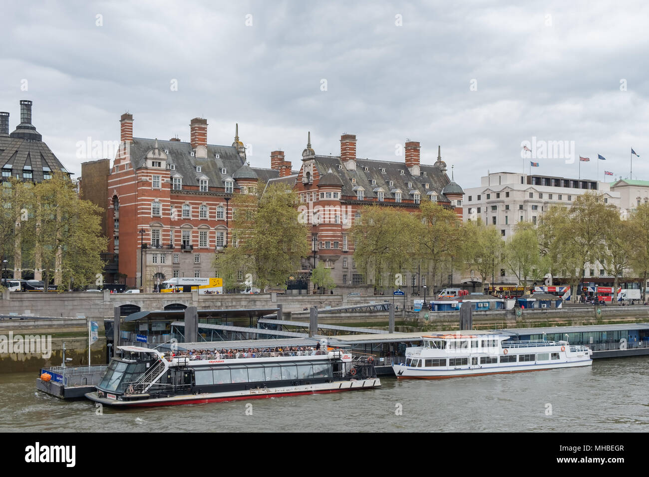 Sightseeing imbarcazioni ormeggiate lungo il Tamigi a Londra vicino al Westminster Bridge. Foto Stock