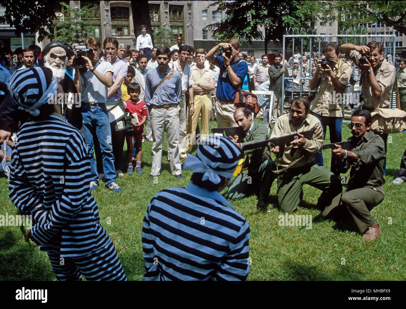 Washington, DC, Stati Uniti d'America, Giugno 1, 1984 dimostrazione da musulmani studenti iraniani la società degli Stati Uniti e del Canada. I sostenitori del popolo della organizzazione Mojahedin dell'Iran contro il regime di Khomeini. Credito: Mark Reinstein/MediaPunch Foto Stock