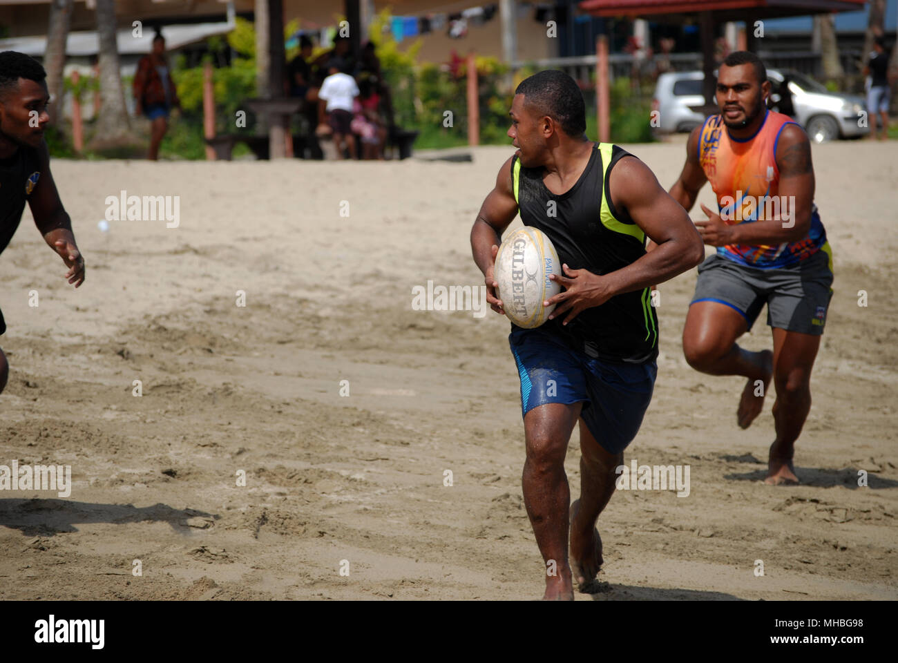 Gli uomini delle Fiji giocando a rugby su Palm Beach, Pacific Harbour, Fiji. Foto Stock