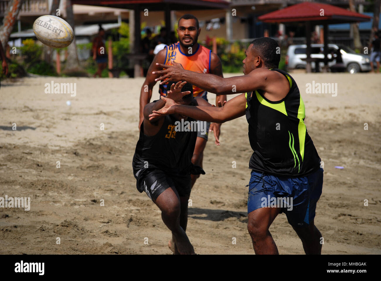 Gli uomini delle Fiji giocando a rugby su Palm Beach, Pacific Harbour, Fiji. Foto Stock