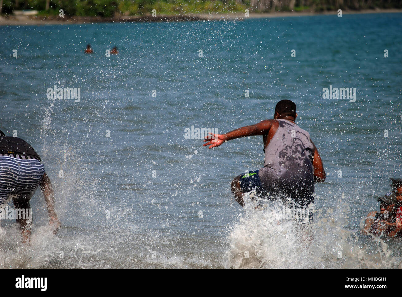 Gli uomini delle Fiji giocando a rugby su Palm Beach, Pacific Harbour, Fiji. Foto Stock