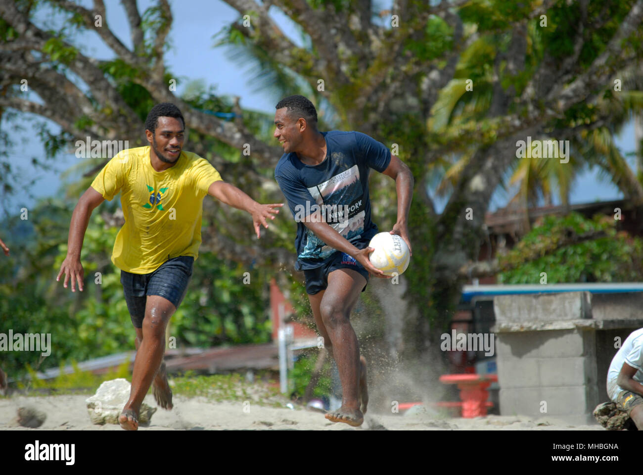 Gli uomini delle Fiji giocando a rugby su Palm Beach, Pacific Harbour, Fiji. Foto Stock