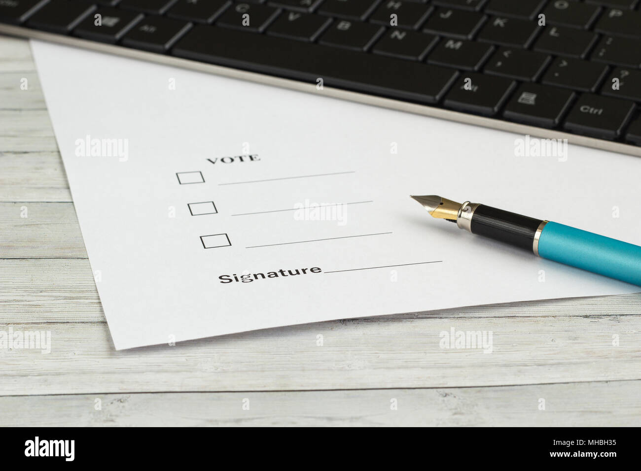 Modulo per il voto e la firma sulla tabella di office Foto Stock