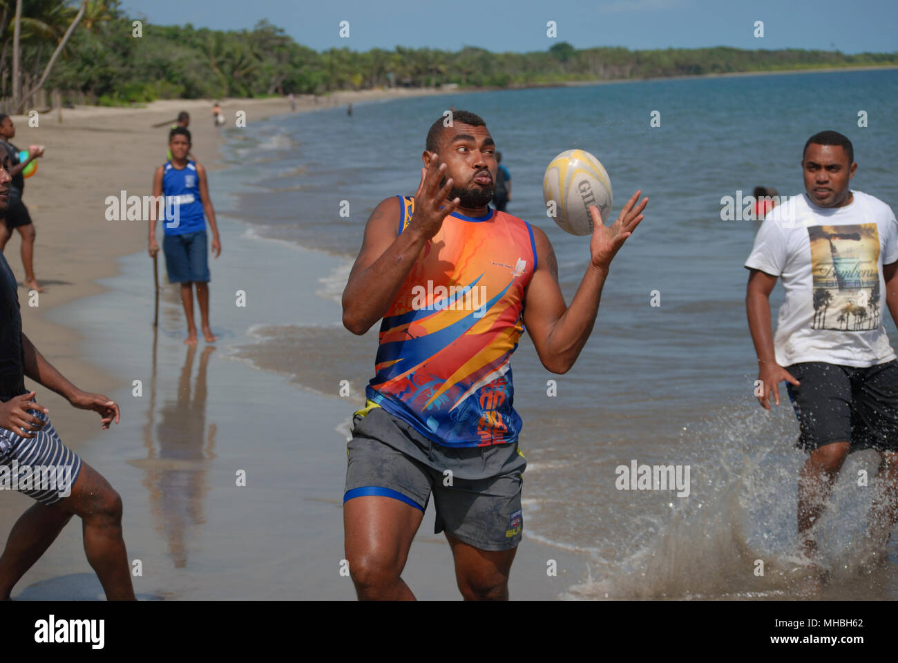 Gli uomini delle Fiji giocando a rugby su Palm Beach, Pacific Harbour, Fiji. Foto Stock