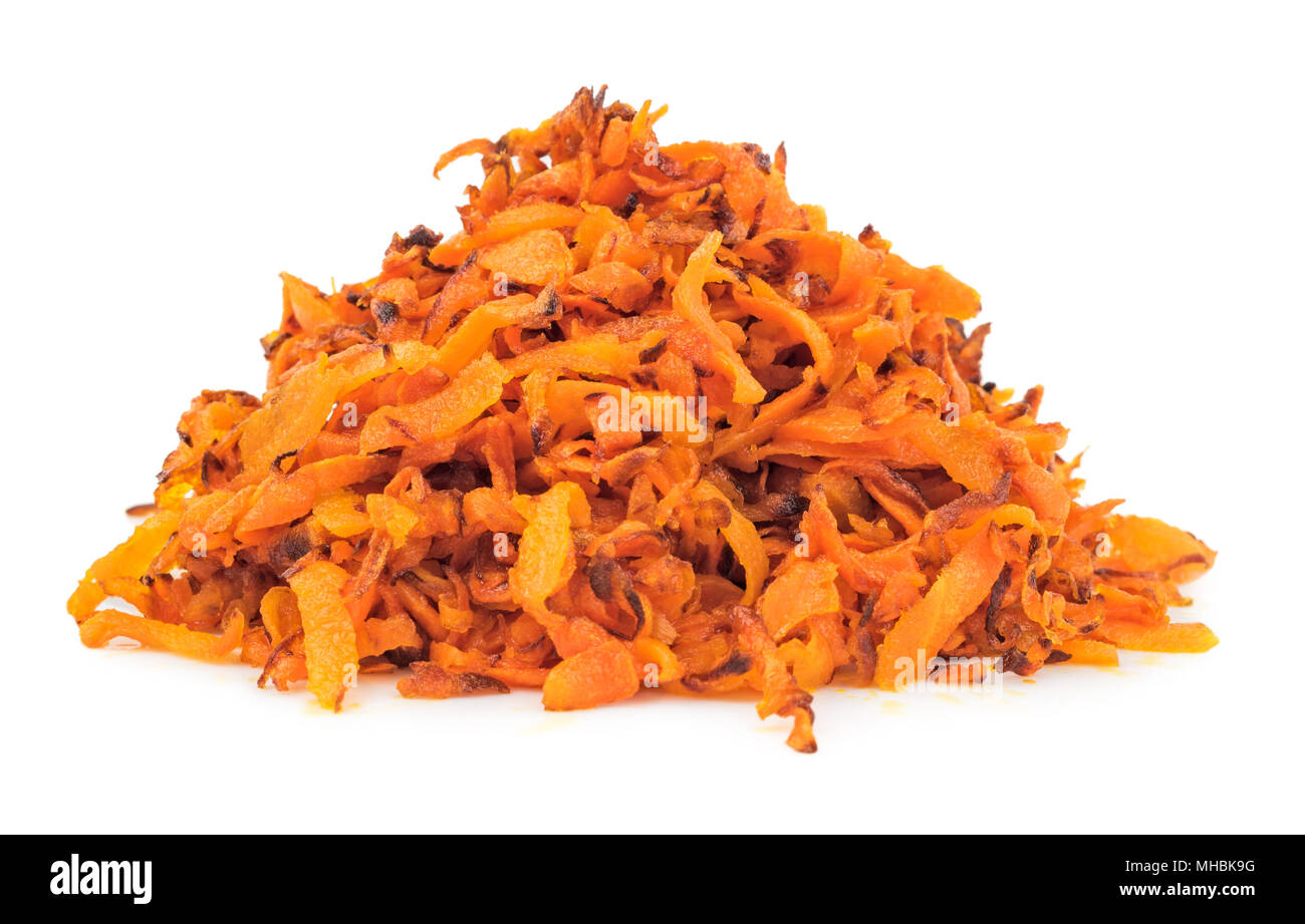 Pila di fritto di carote grattugiate isolati su sfondo bianco. Foto Stock