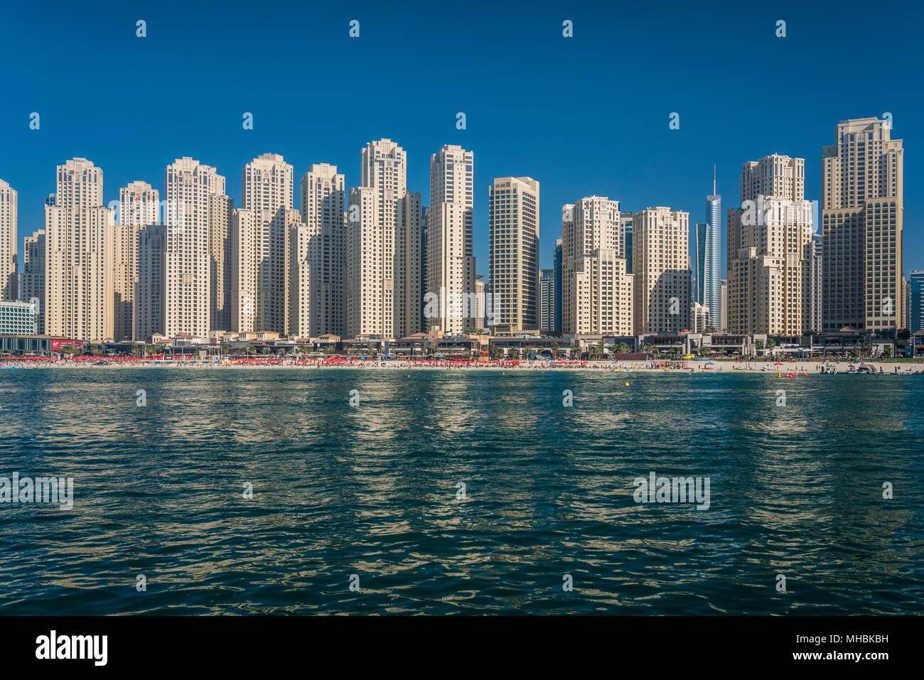 Una vista offshore della marina dal Golfo Persico a Dubai, UAE, Medio Oriente. Foto Stock