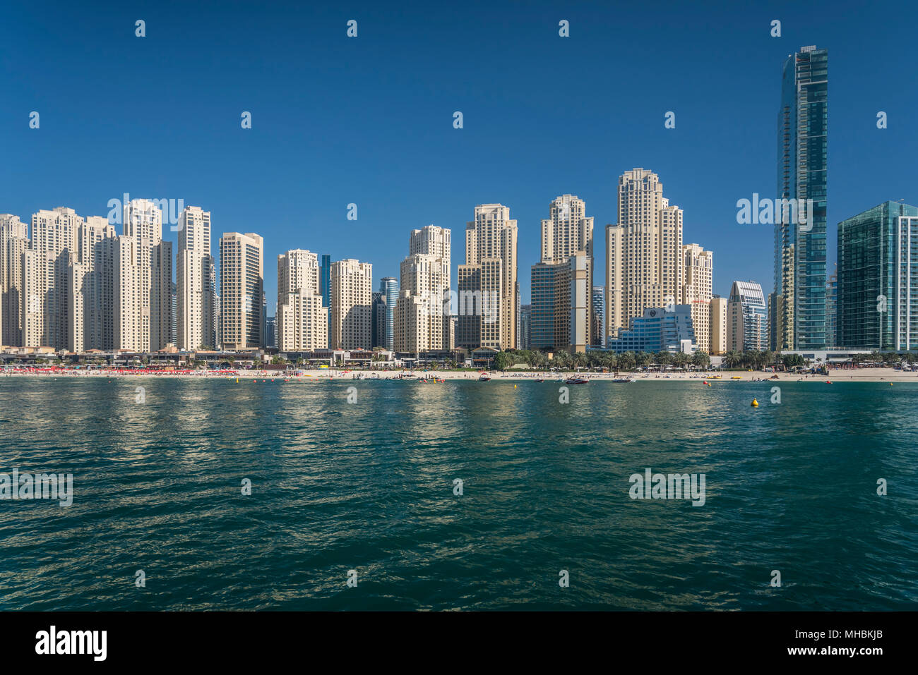 Una vista offshore della marina dal Golfo Persico a Dubai, UAE, Medio Oriente. Foto Stock