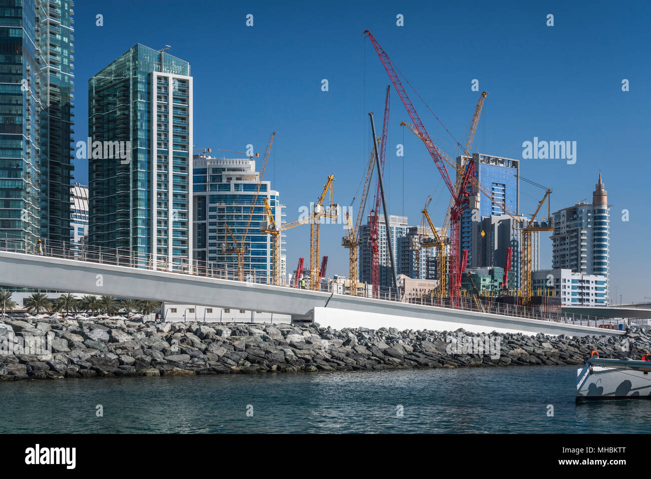 Costruzione di gru edili in Marina di Dubai, UAE, Medio Oriente. Foto Stock