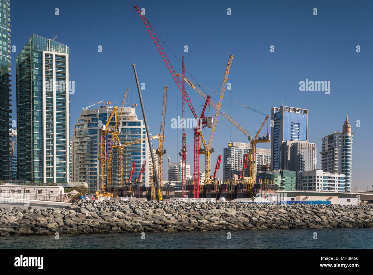 Costruzione di gru edili in Marina di Dubai, UAE, Medio Oriente. Foto Stock
