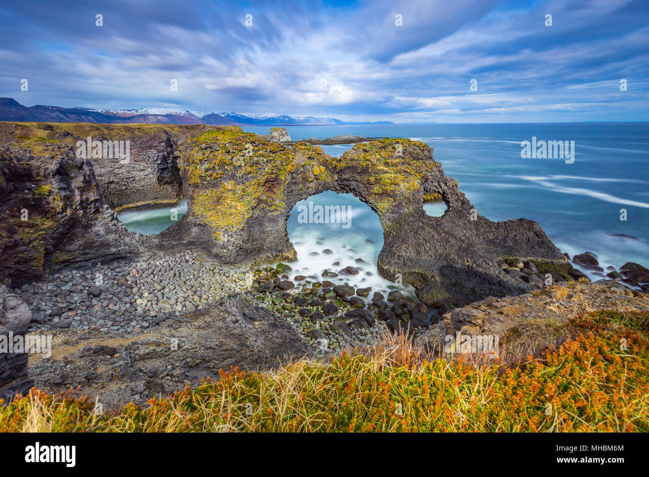 Gatklettur arch rock vicino Hellnar, Snaefellsnes Peninsula, Islanda Foto Stock