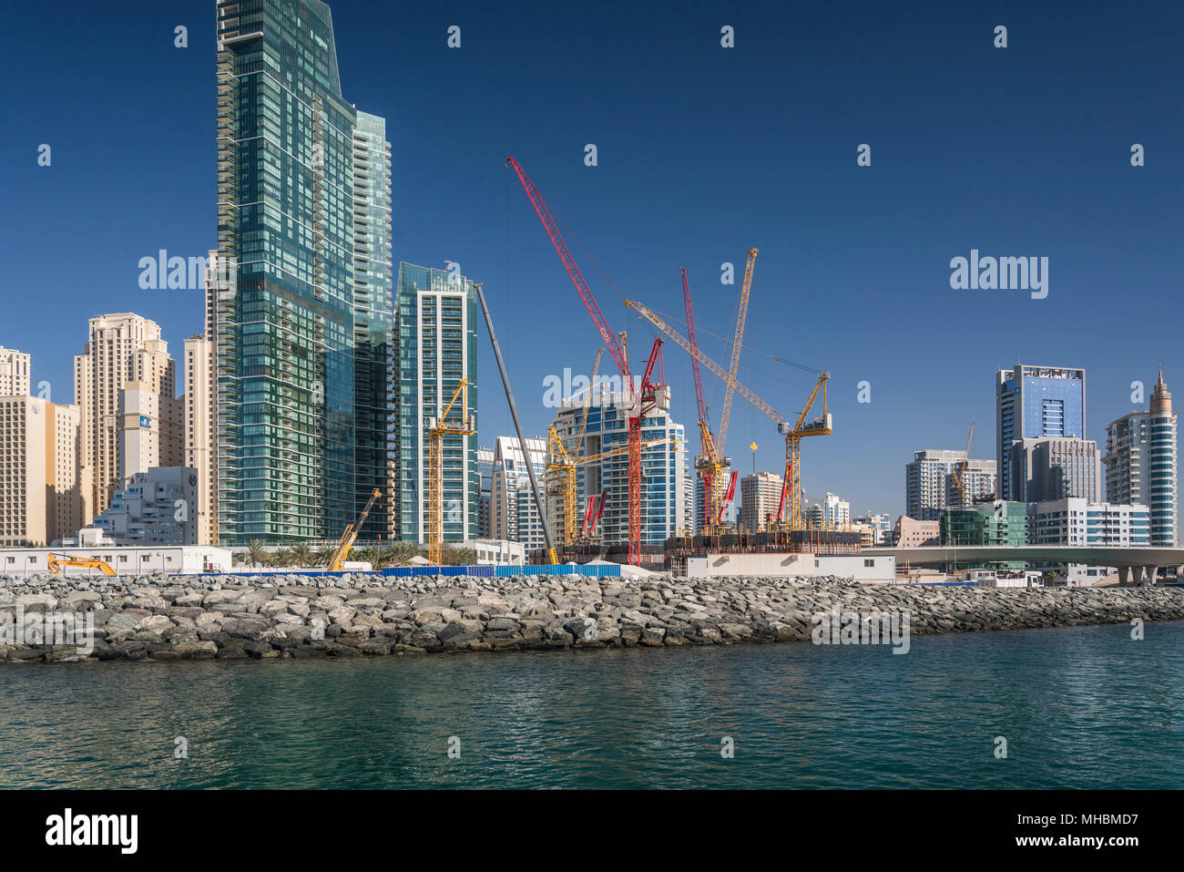 Costruzione di gru edili in Marina di Dubai, UAE, Medio Oriente. Foto Stock