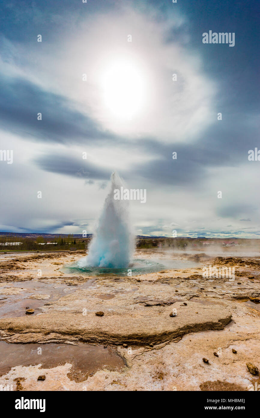 Il grande Geysir scoppierà in primavera, Islanda Foto Stock