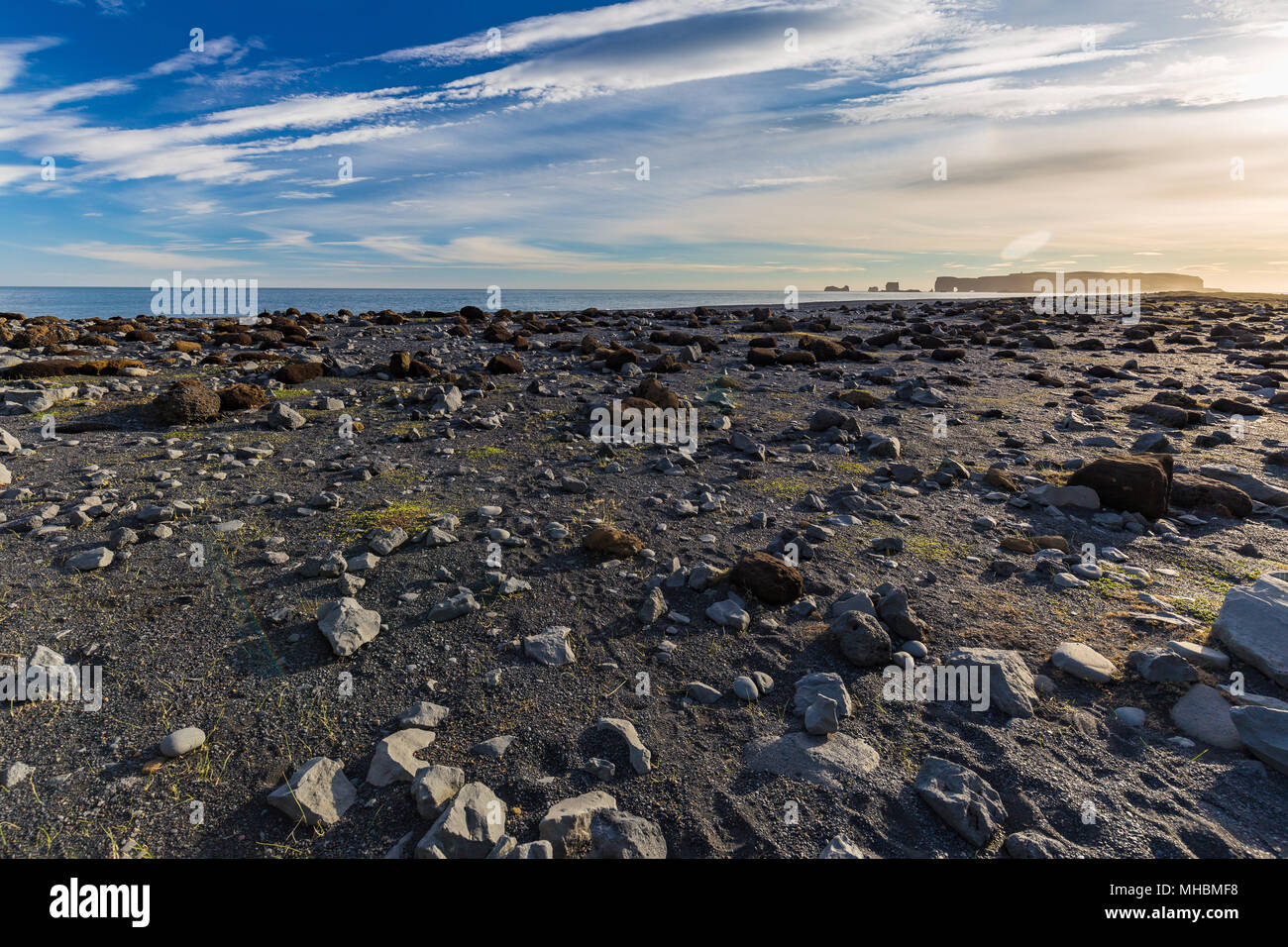 Reynishverfisvegur, Reynisfjara spiaggia di sabbia nera vicino al villaggio di Vik, Islanda Foto Stock
