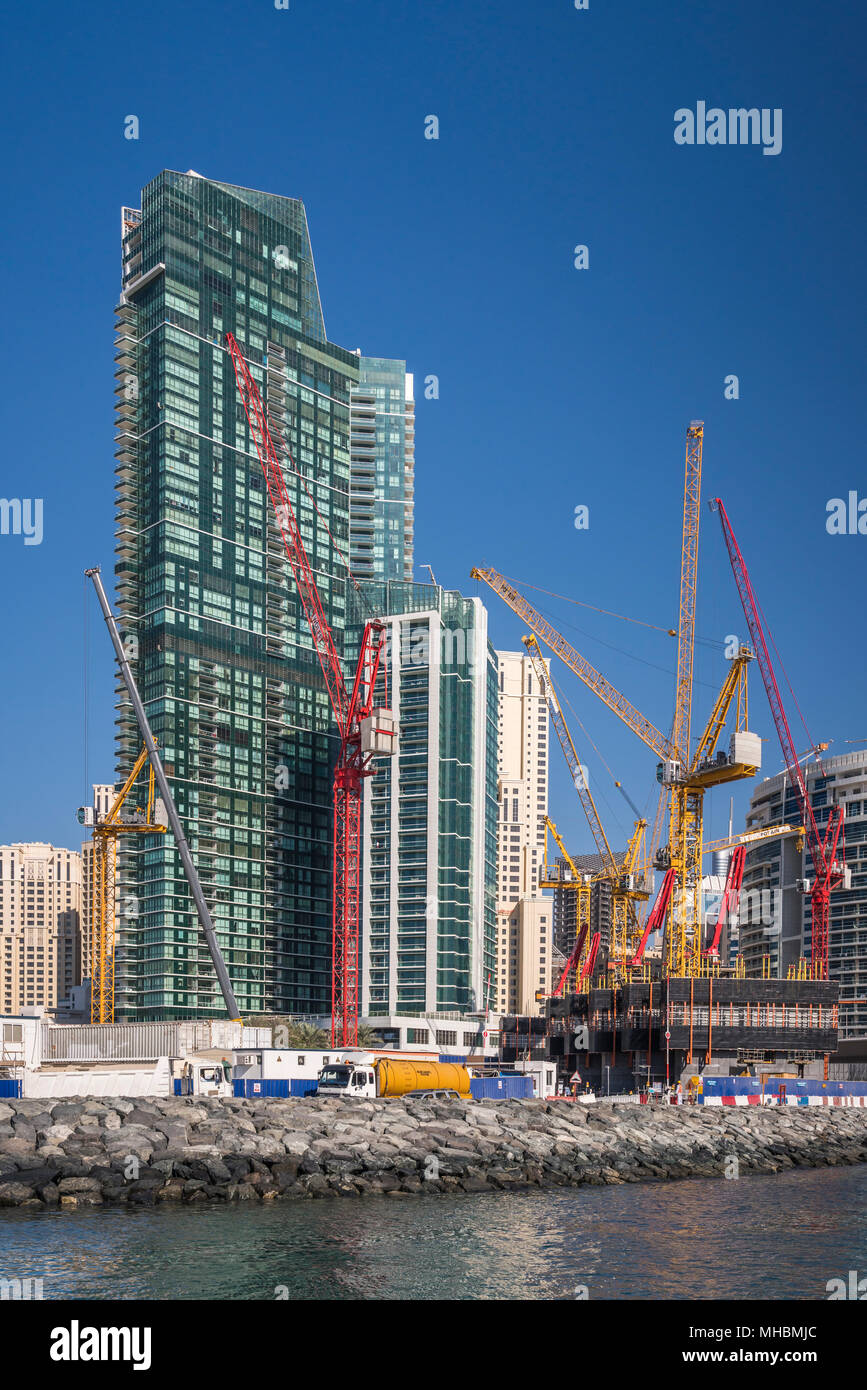 Costruzione di gru edili in Marina di Dubai, UAE, Medio Oriente. Foto Stock