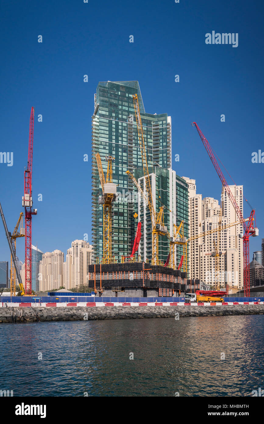 Costruzione di gru edili in Marina di Dubai, UAE, Medio Oriente. Foto Stock
