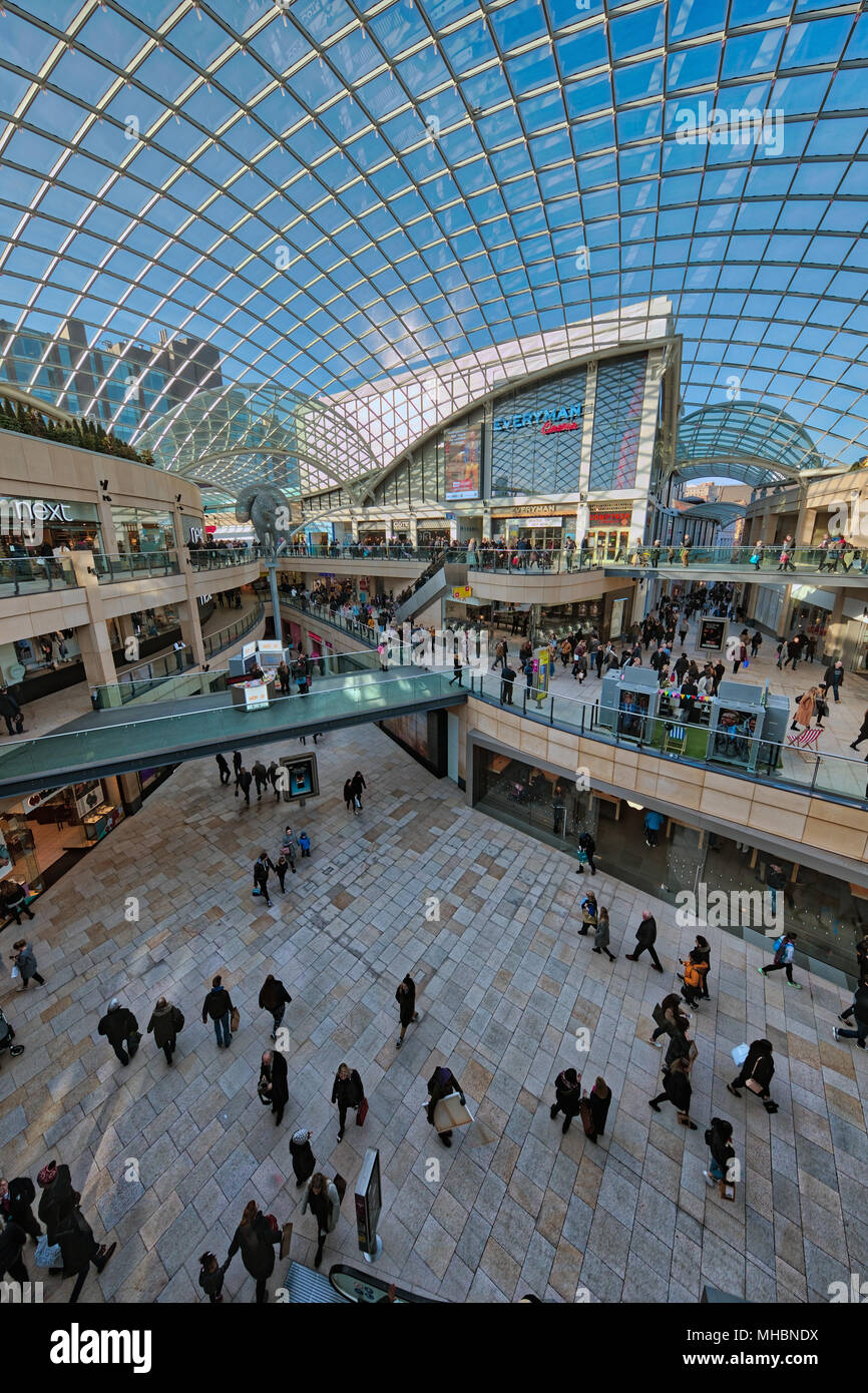 Interno della Trinità moderna Leeds Shopping center nel centro di Leeds Foto Stock