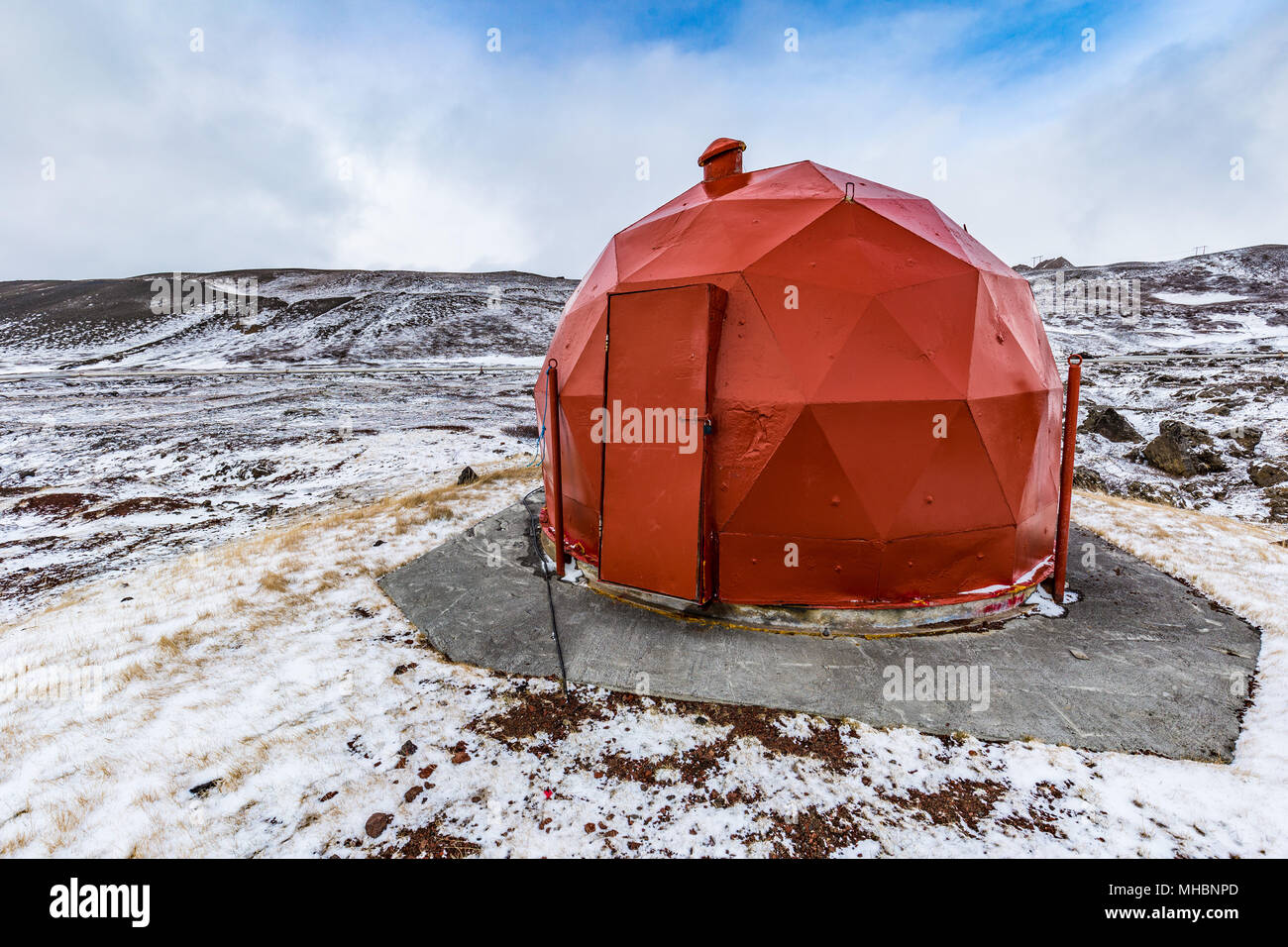 Rosso capannone geodetica per apparecchiature tecniche vicino al Krafla centrale geotermica presso il Lago Myvatn, Islanda Foto Stock