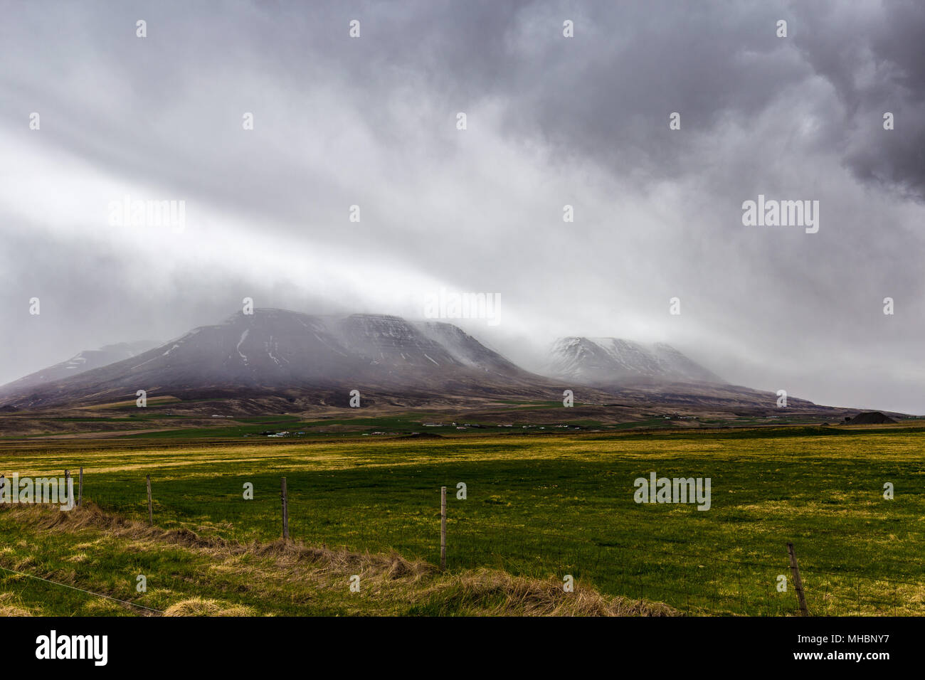 Drammatica cloudscape vicino Reykir e Glaumbaer in Hrutafjordur Bay, a Nord Islanda Foto Stock