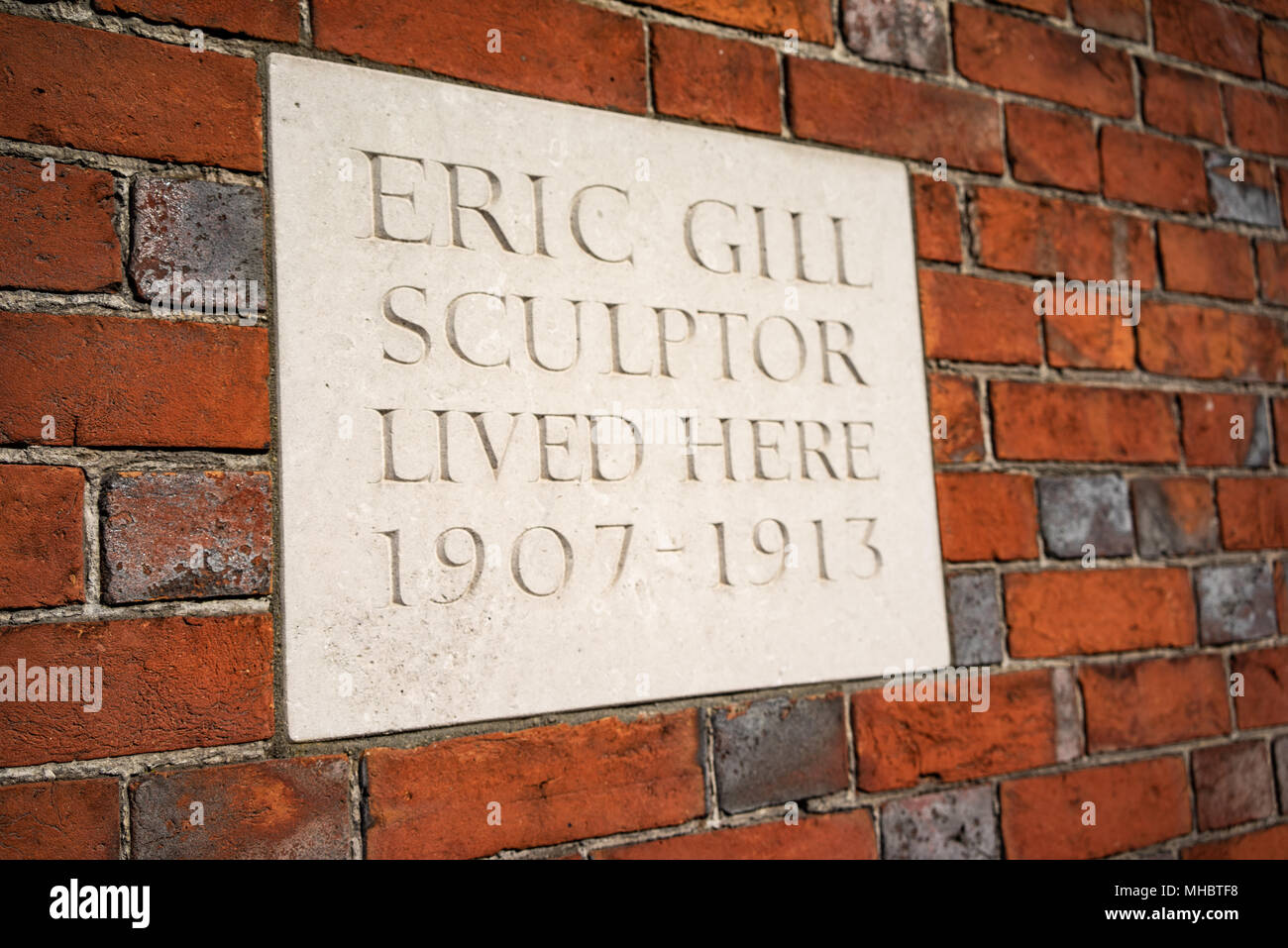 La placca per Eric Gill artista su edificio in Ditchling East Sussex, Inghilterra Foto Stock