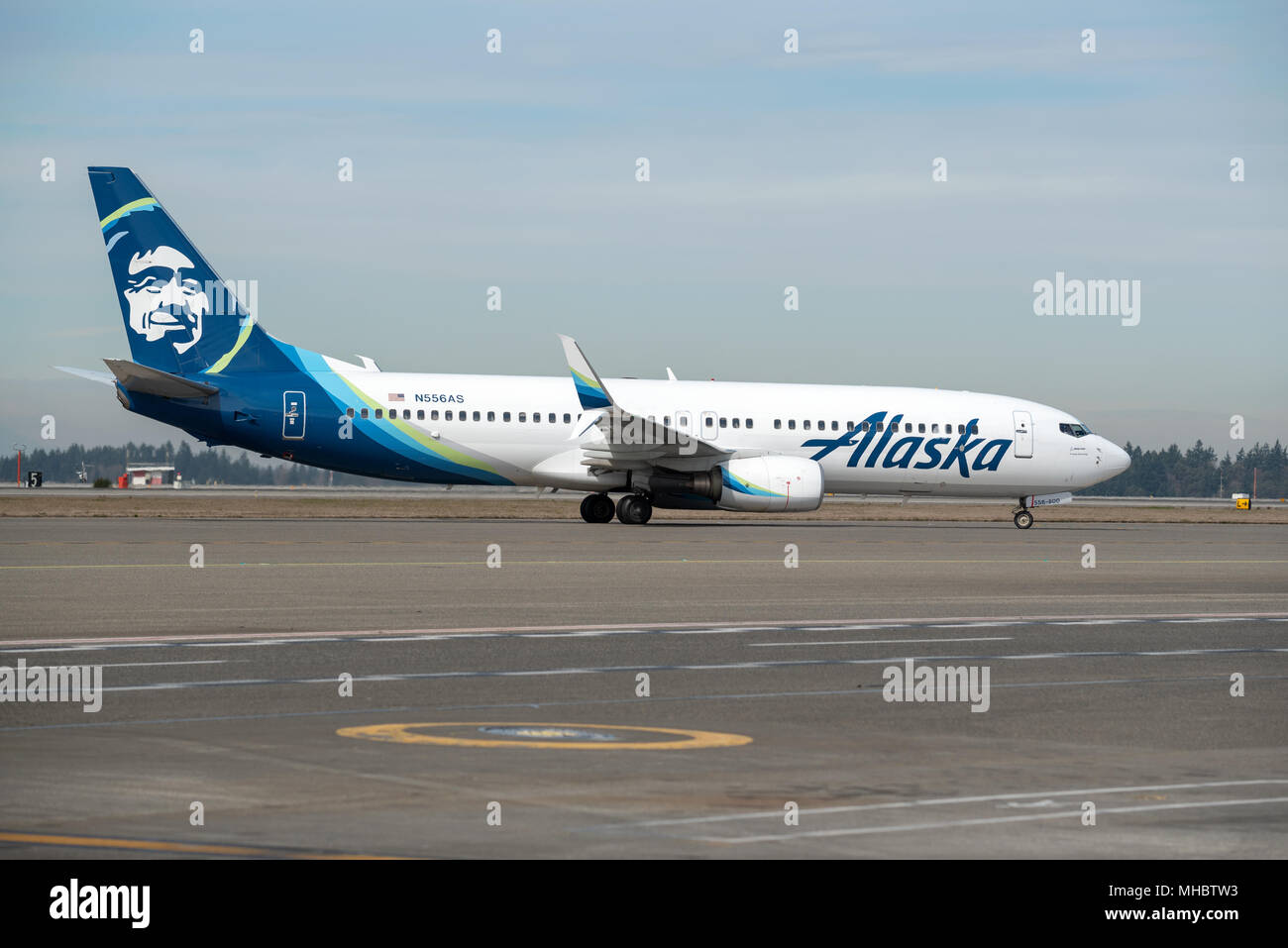 Alaska Airlines jet sulla pista di rullaggio a Seattle-Tacoma International Airport, Washington. Foto Stock