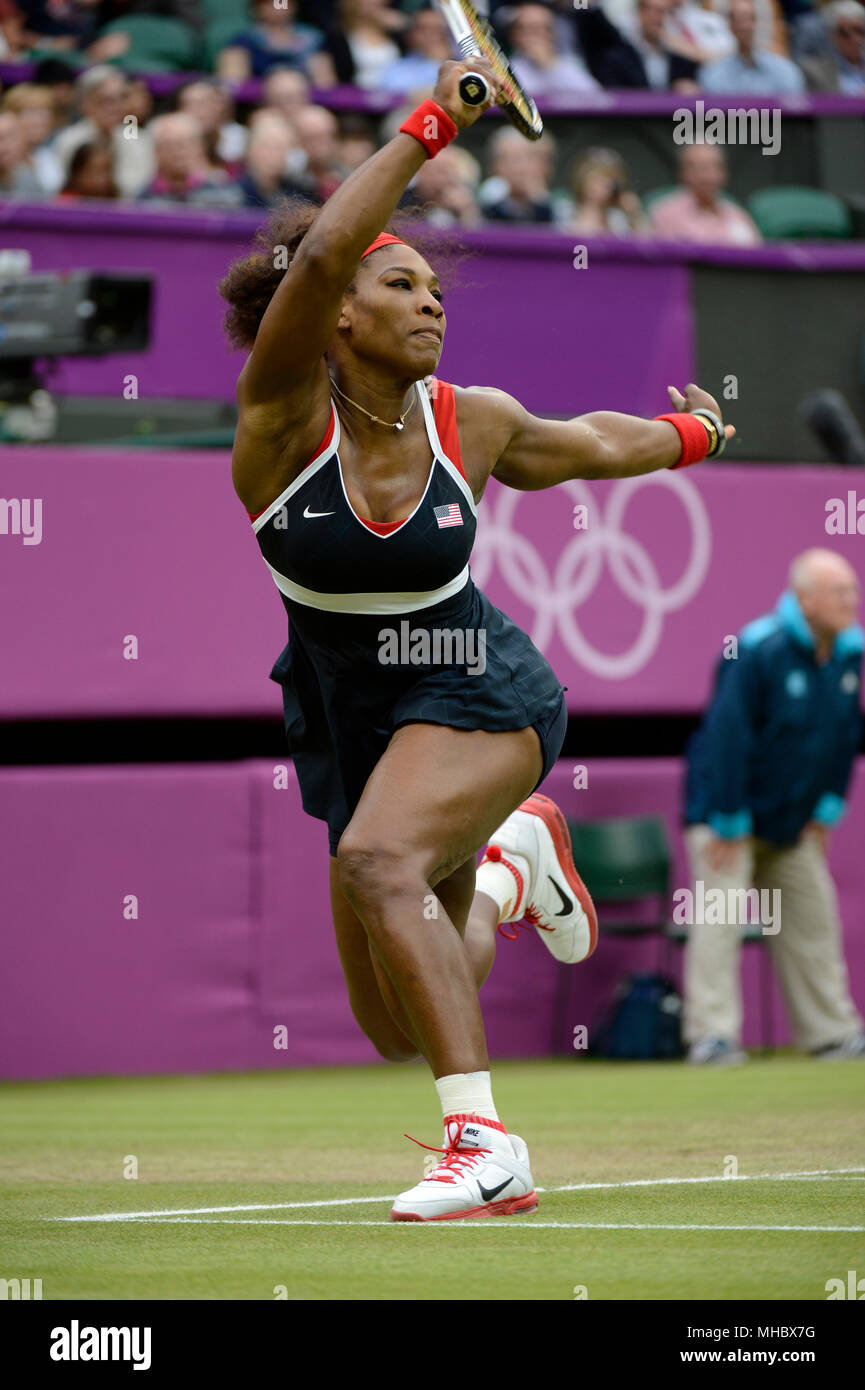 Serena Williams, medaglia d'oro nel tennis femminile, competere nel 2012  Olimpiadi di Londra tenutasi a tutti Inghilterra Cub a Wimbledon Foto stock  - Alamy