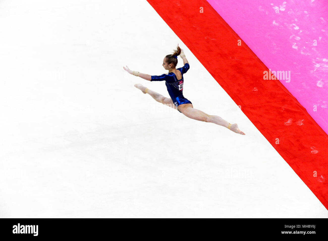 Victoria Komova della Russia esegue i suoi esercizi a terra durante le donne del tutto intorno la concorrenza di ginnastica, in cui ha vinto la medaglia d'argento. Foto Stock