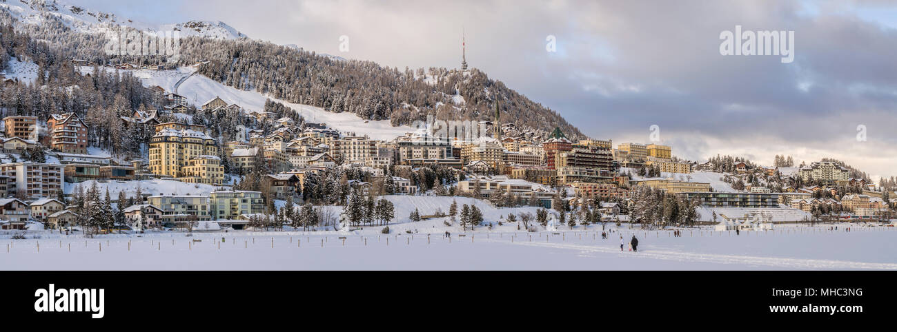 Panorama del villaggio di St.Moritz e del lago St.Moritz in inverno, Engadina, Svizzera Foto Stock