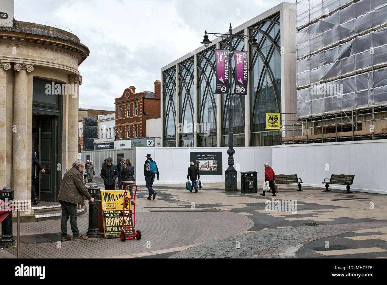 Scena di strada. John Lewis department store lo sviluppo in Cheltenham High Street Foto Stock