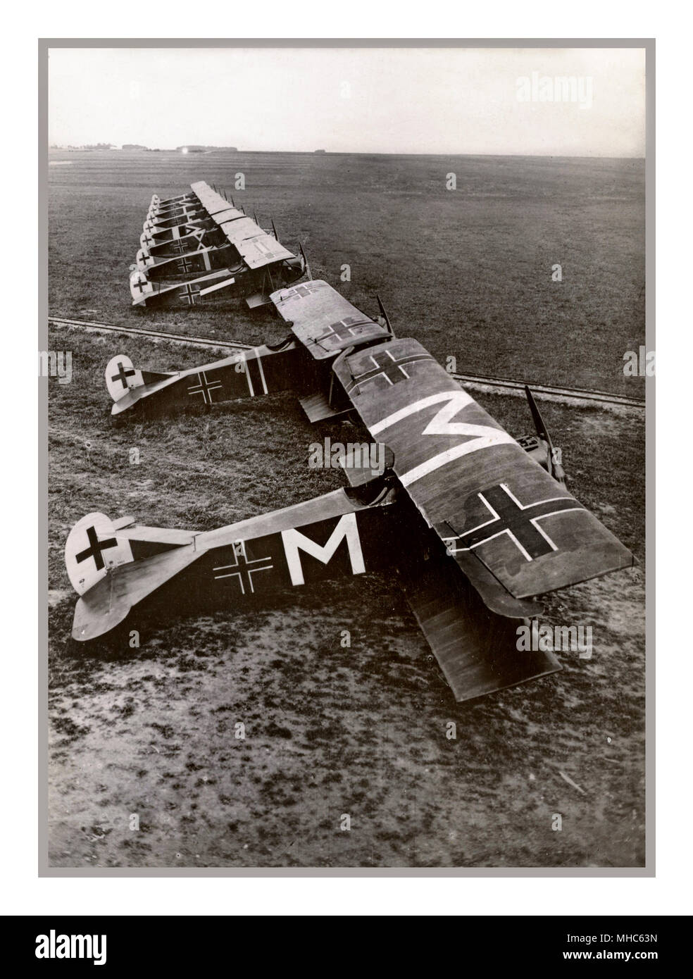 WW1 dieci il tedesco Fokker D.VII aeromobili di Jasta 72 a Bergnicourt, Francia, nel luglio 1918. Il piano segnato con una 'M' appartenne a Oberleutnant Karl Menckhoff . Il 23 aprile 1918, è stato insignito della Germania i livelli più elevati di decorazione per il valoroso, il Pour le Mérite, la sua vittoria totale avendo raggiunto 25.Carl Menckhoff (14 Aprile 1883 - 11 gennaio 1949) era un tedesco Prima Guerra Mondiale fighter ace, accreditato con 39 vittorie confermato. Egli è stato uno dei piloti più antico nell'imperiale tedesco servizio aria, egli ha trasferito dal servizio di fanteria per aviazione come un non-ufficiale incaricato Foto Stock