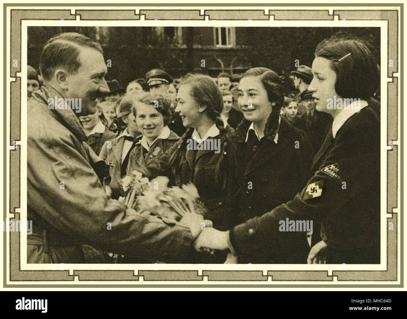 Durante la Seconda Guerra Mondiale 1939 Germania, Adolf Hitler Führer incontro impressionabili ragazze adolescenti, il gruppo leader in primo piano, indossando una svastica e rank badge, introdotto nel 'Band del tedesco di fanciulle ' (Bund Deutscher Mädel / BDM) ala del partito nazista di Hitler organizzazione giovanile Foto Stock