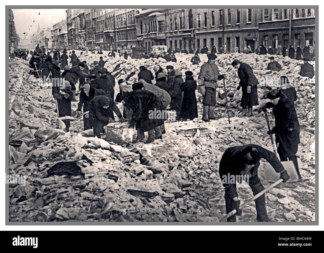 Assedio di Leningrado Inverno WW2 residenti con pale sgombrando neve e blocchi di ghiaccio Nevsky Prospect Leningrado guerra mondiale 2 seconda guerra mondiale fronte orientale aggressione nazista 1942 Foto Stock