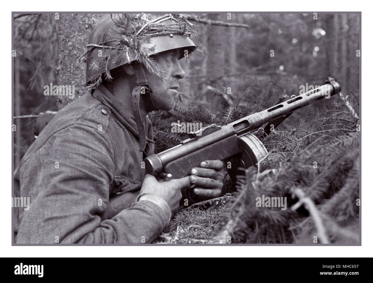 Fantassin finlandese, con la sua K31 Suomi sub-machine gun fighting invasione russa. La continuazione della guerra è stato un conflitto combattuto da co-belligeranti la Finlandia e la Germania nazista contro l'Unione Sovietica (URSS) dal 1941 al 1944 durante la II Guerra Mondiale . Nella storiografia russa, la guerra è chiamato sovietica fronte finlandese della Grande Guerra Patriottica. Foto Stock