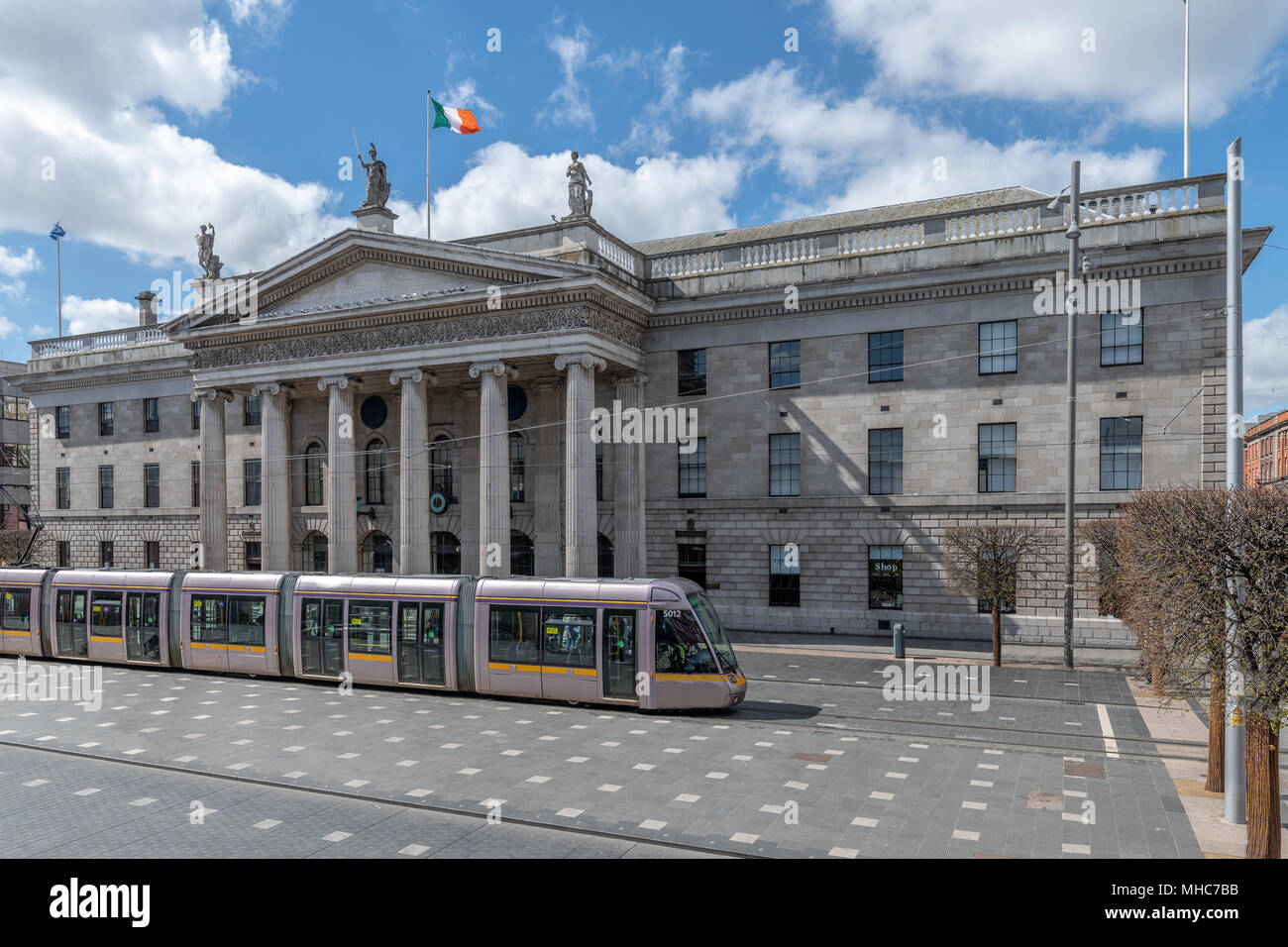 Il tram Luas passa davanti al GPO in un vuoto O'Connell Street, Dublin, Irlanda Foto Stock