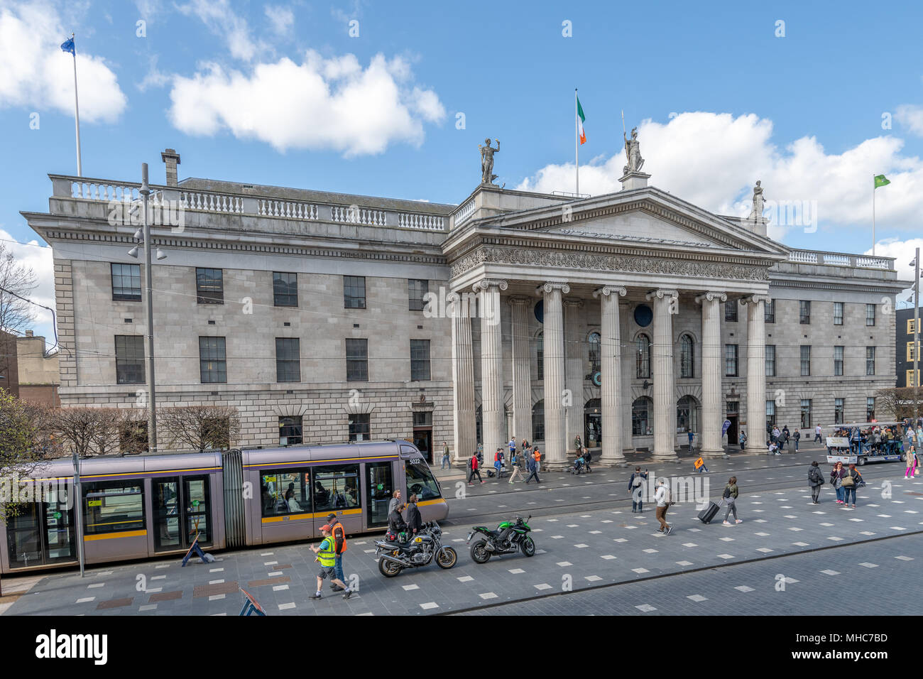 Il tram Luas passa davanti al GPO in un affollato O'Connell Street, Dublin, Irlanda Foto Stock