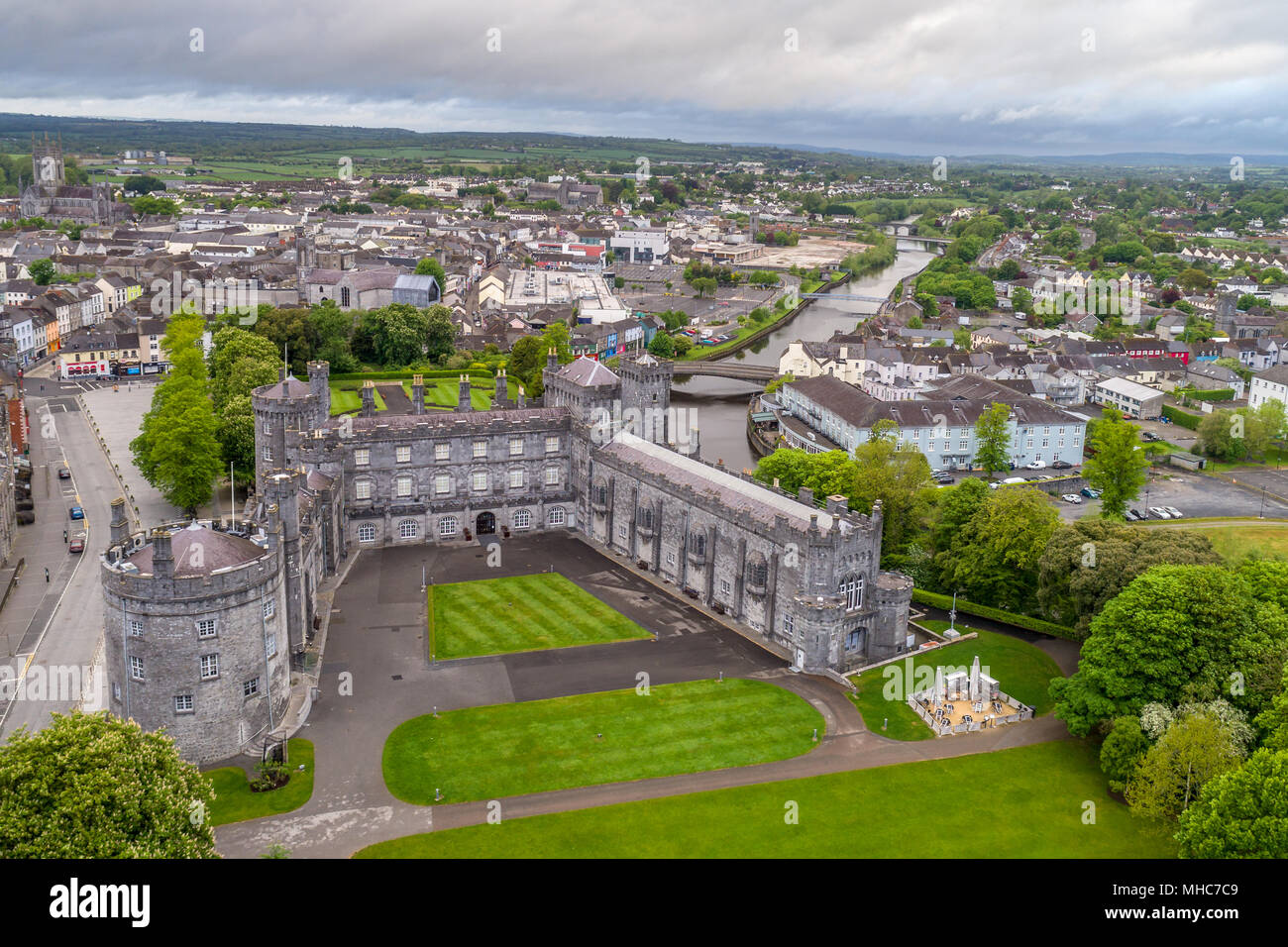 Veduta aerea del castello di Kilkenny e il fiume Nora in esecuzione lungo il lato, Kilkenny, Irlanda. Foto Stock