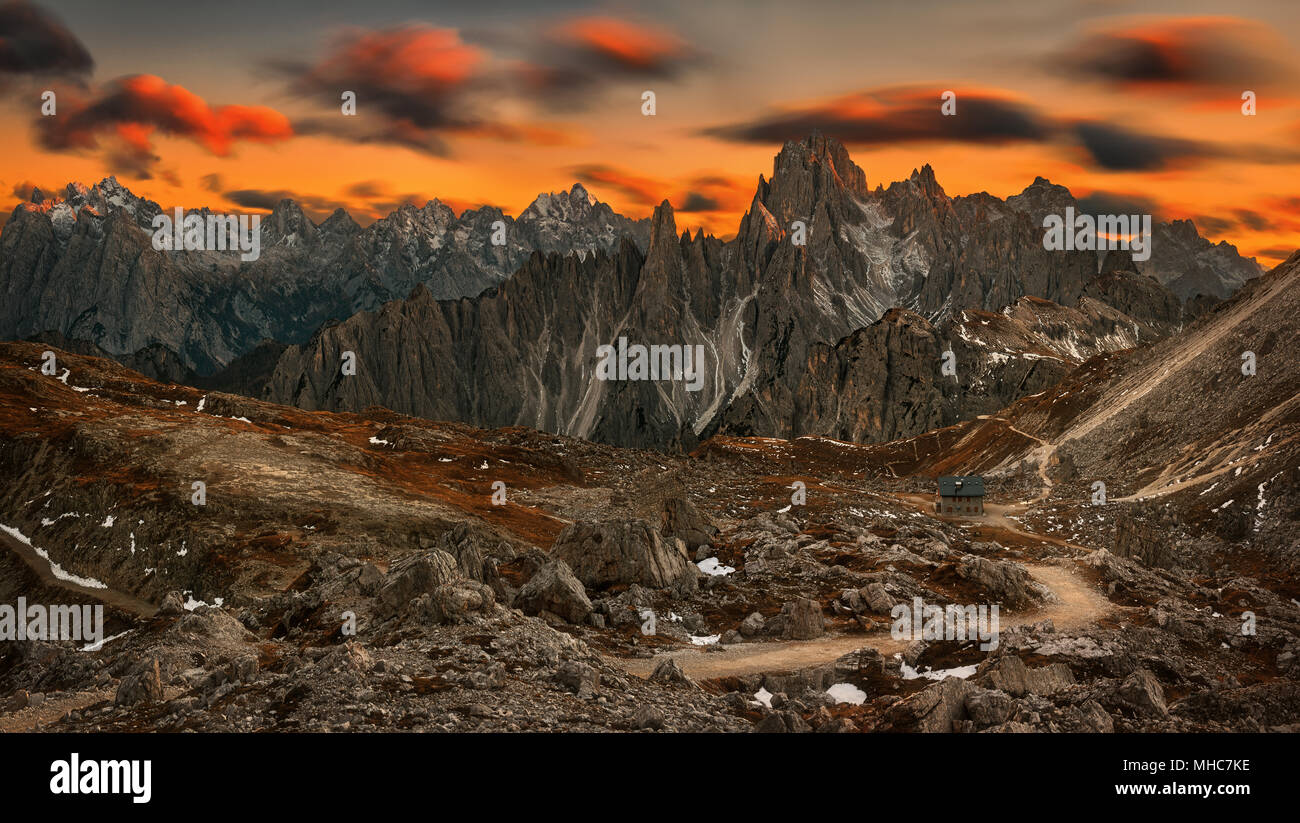Rifugio Lavaredo rifugio con dolomiti montagna alle spalle, Cadore, Veneto, Italia. Foto Stock